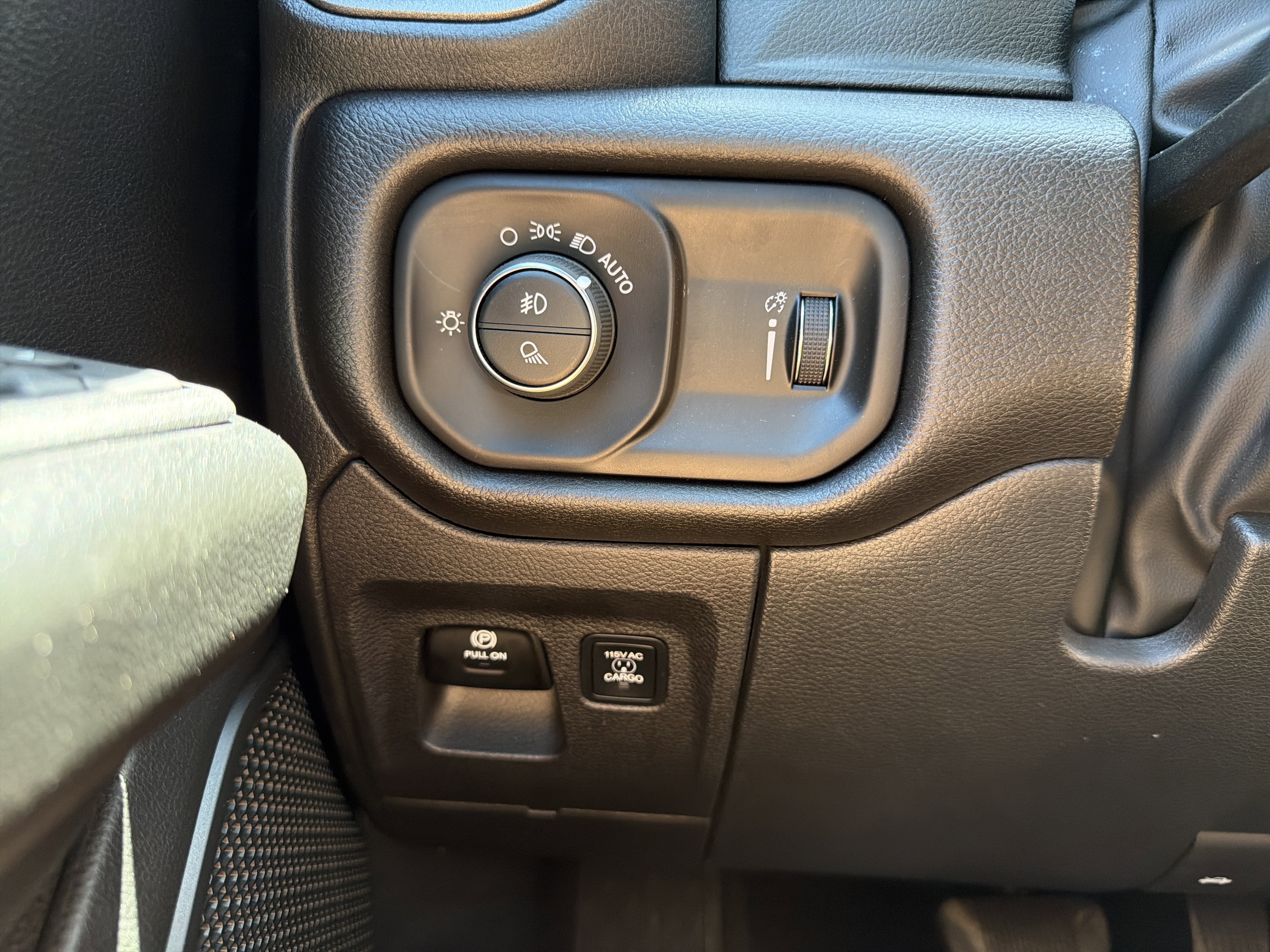 2025 RAM 1500 Tradesman Crew Cab 4x4 5'7" Box