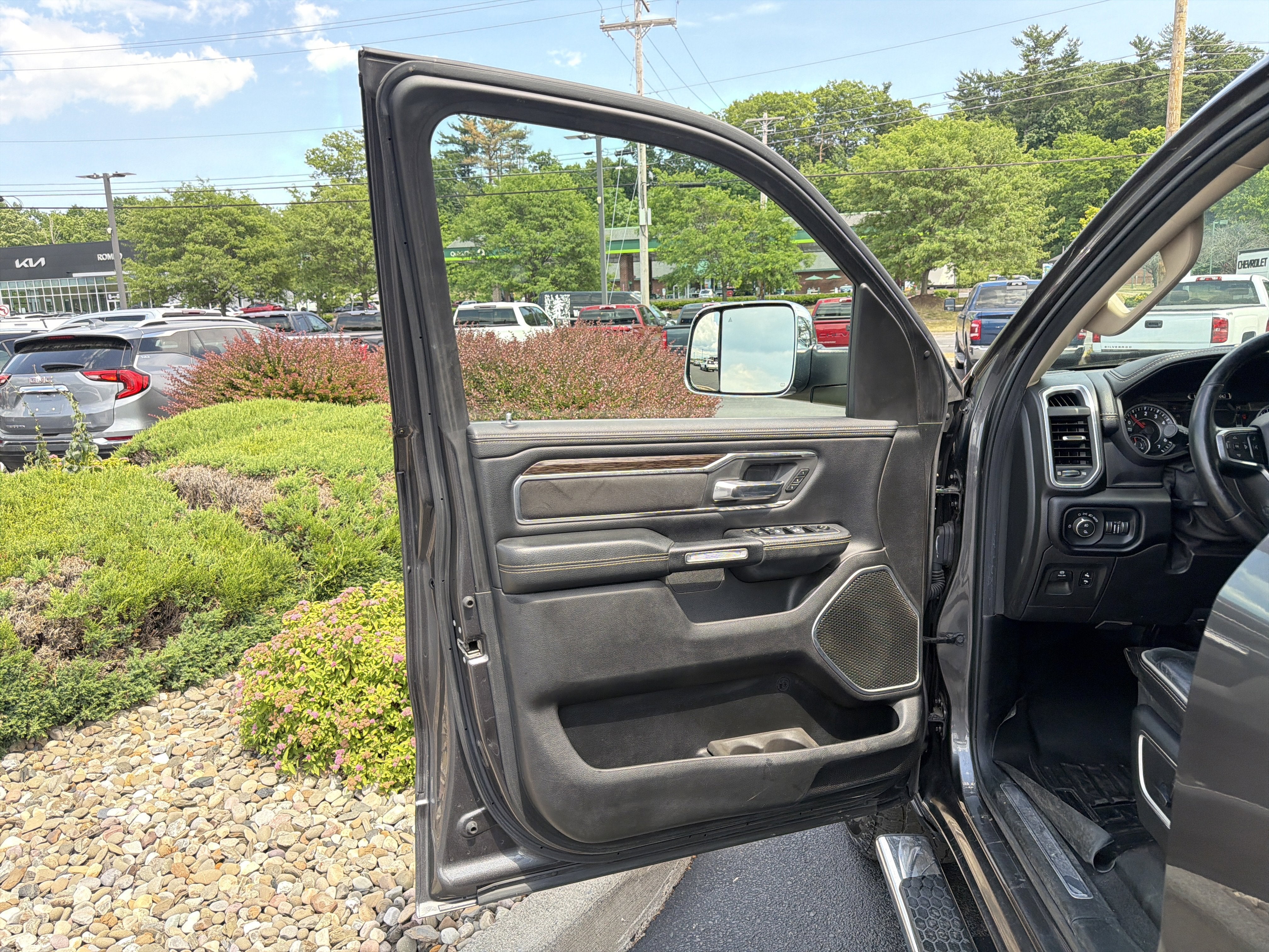 2019 RAM 1500 Laramie Crew Cab 4x4 6'4" Box