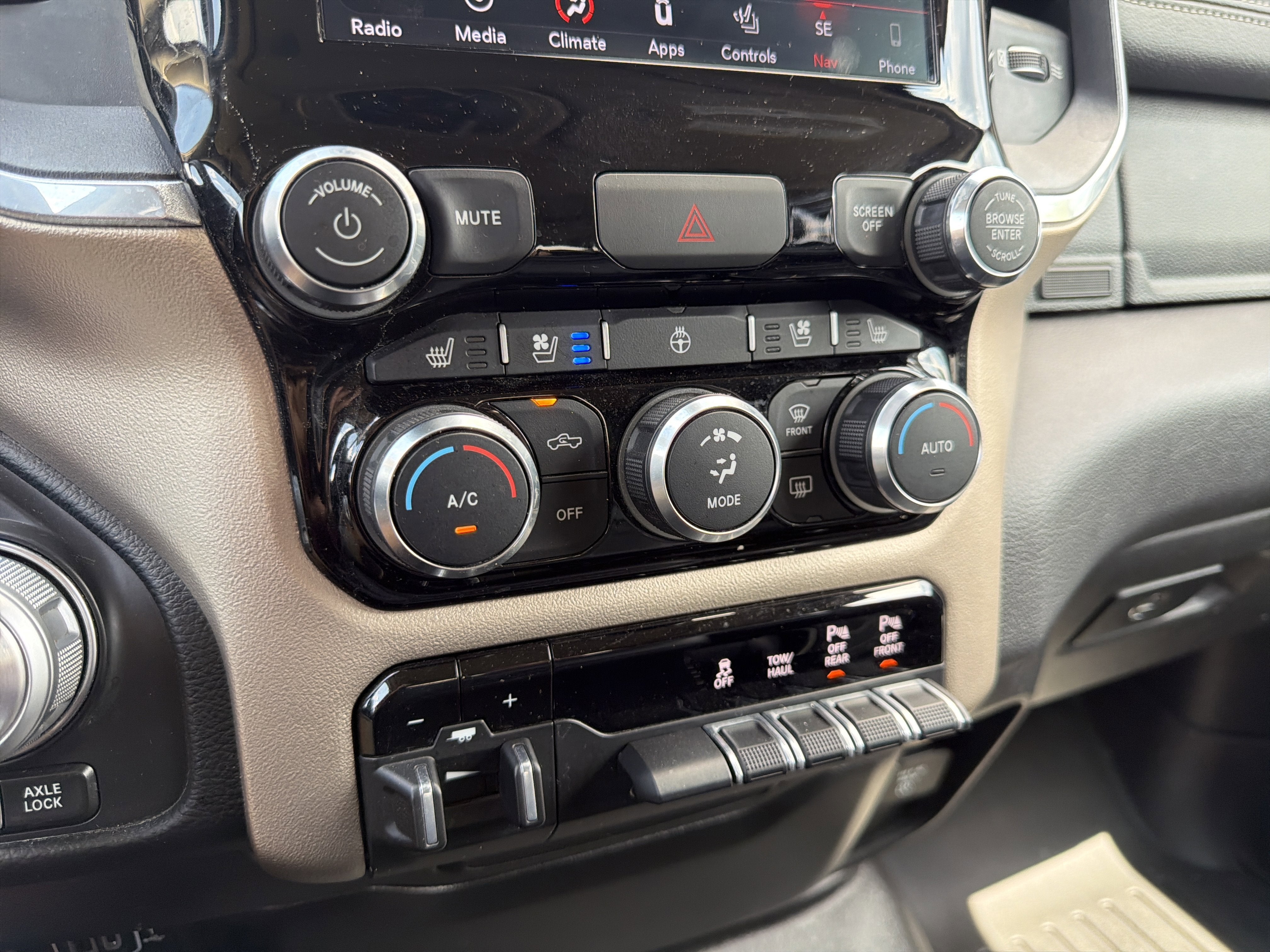 2019 RAM 1500 Laramie Crew Cab 4x4 6'4" Box