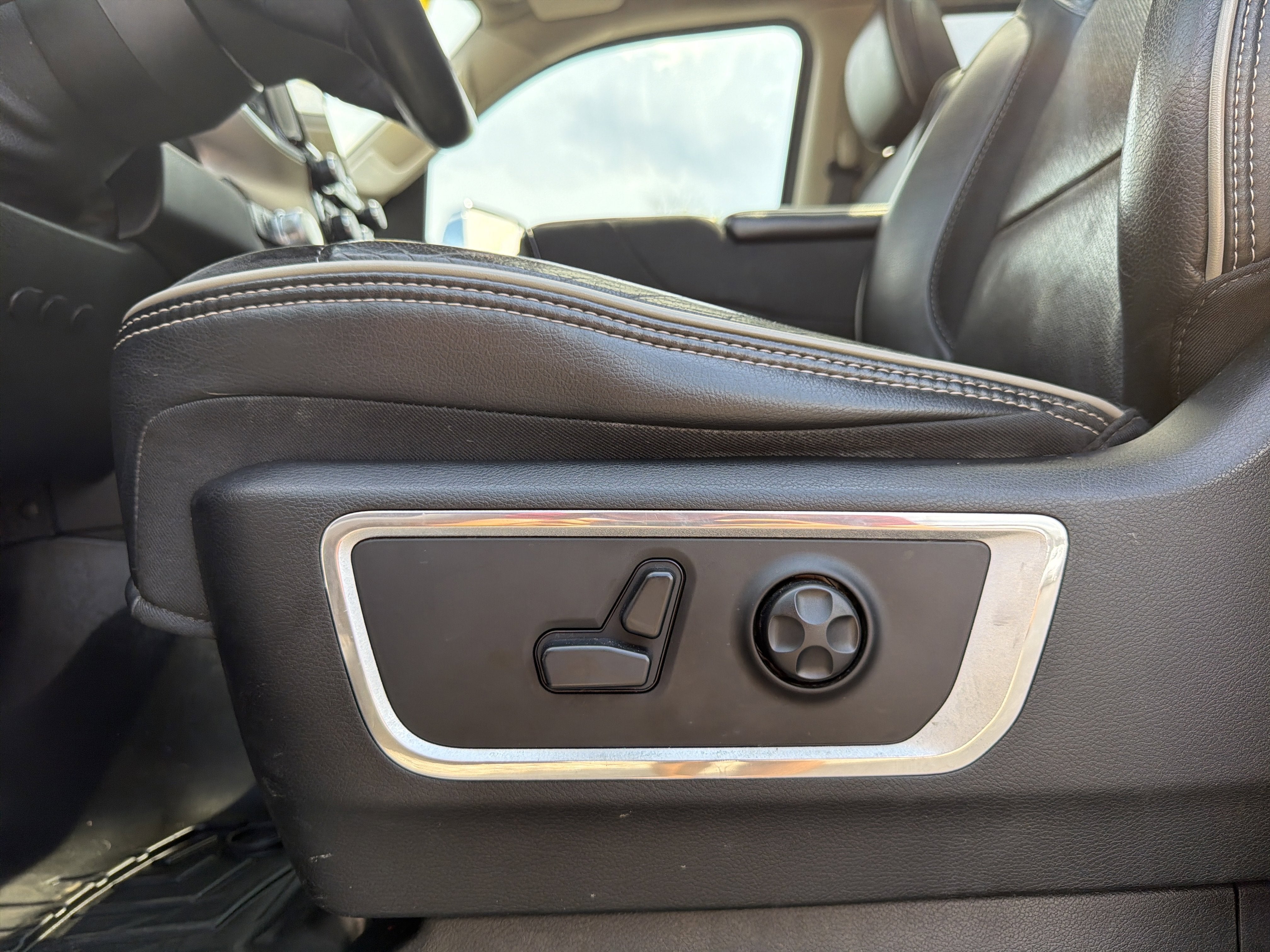 2019 RAM 1500 Laramie Crew Cab 4x4 6'4" Box
