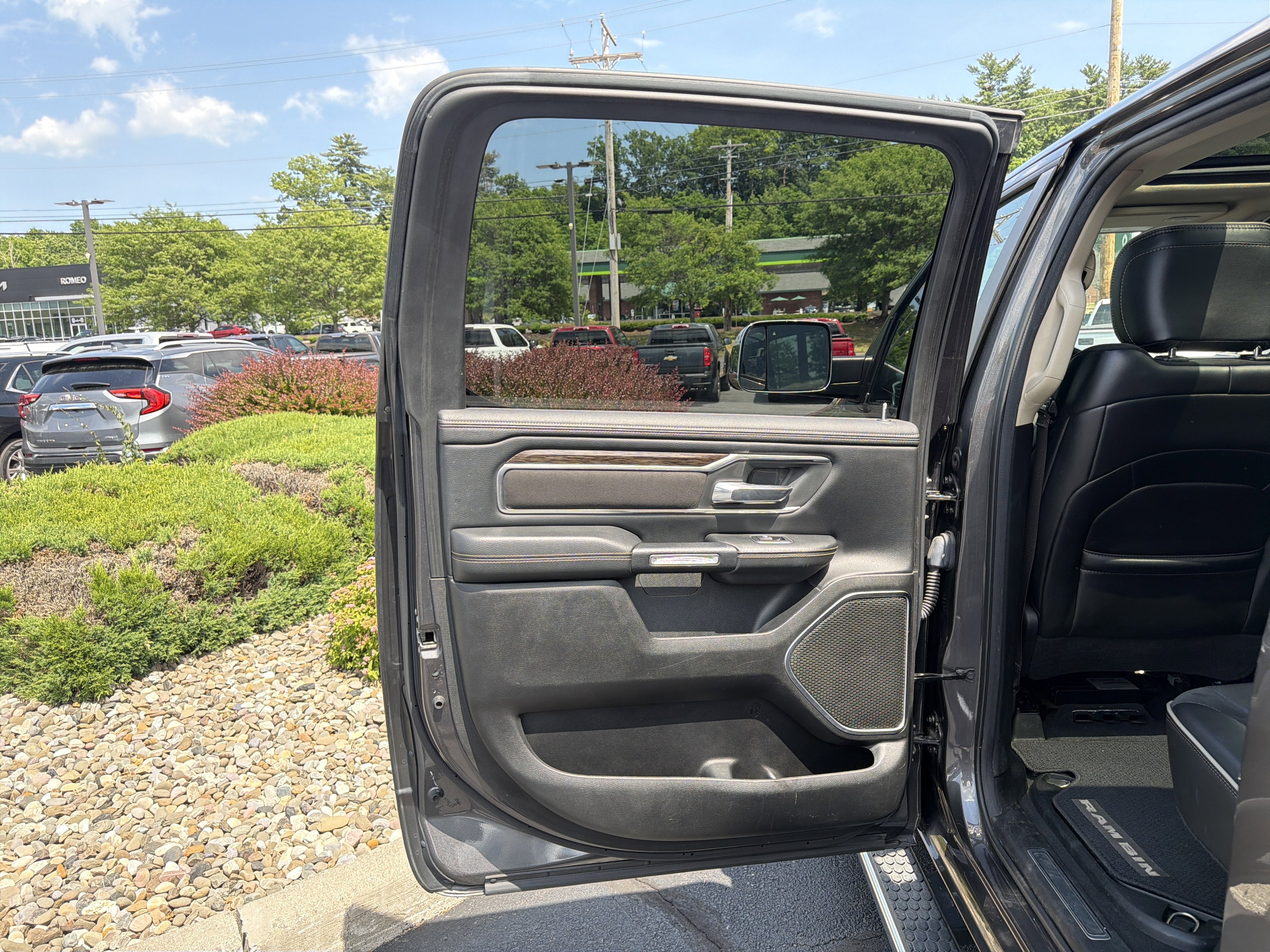 2019 RAM 1500 Laramie Crew Cab 4x4 6'4" Box