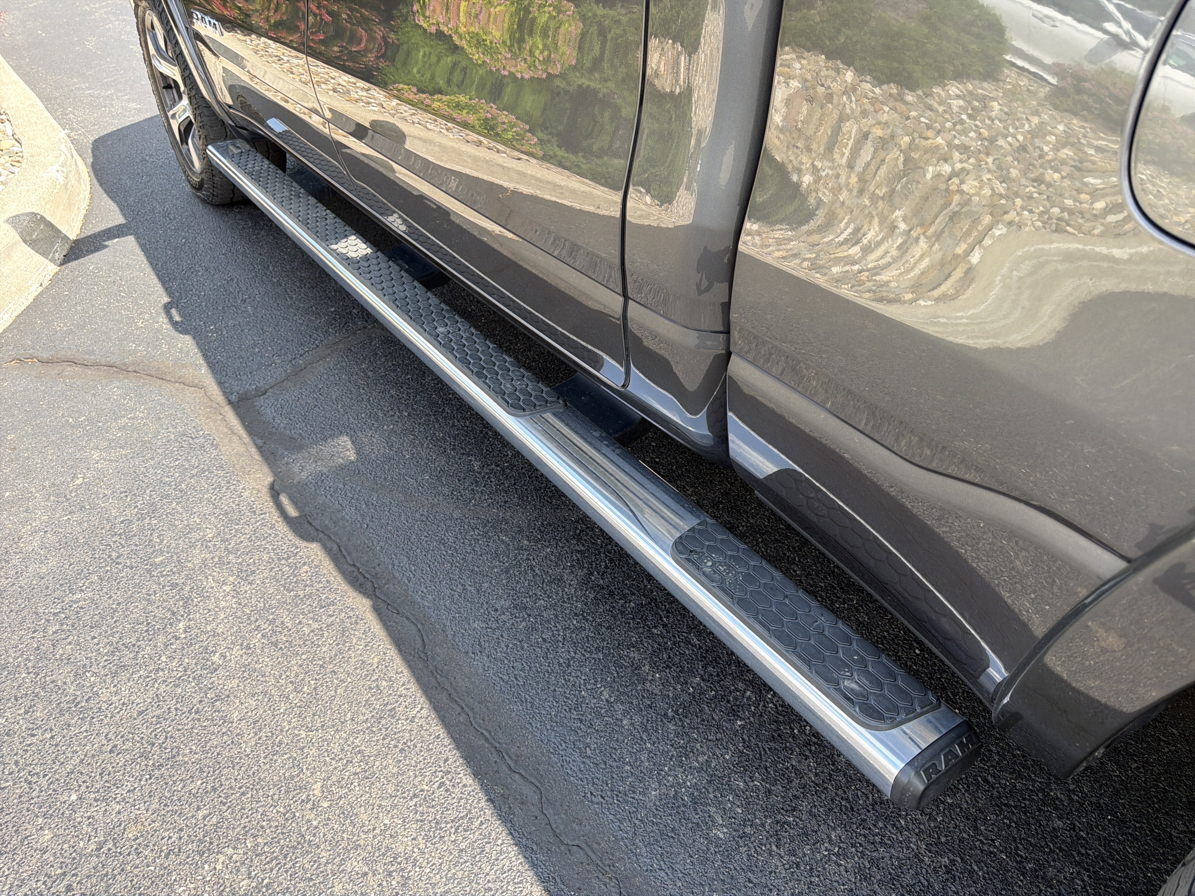 2019 RAM 1500 Laramie Crew Cab 4x4 6'4" Box