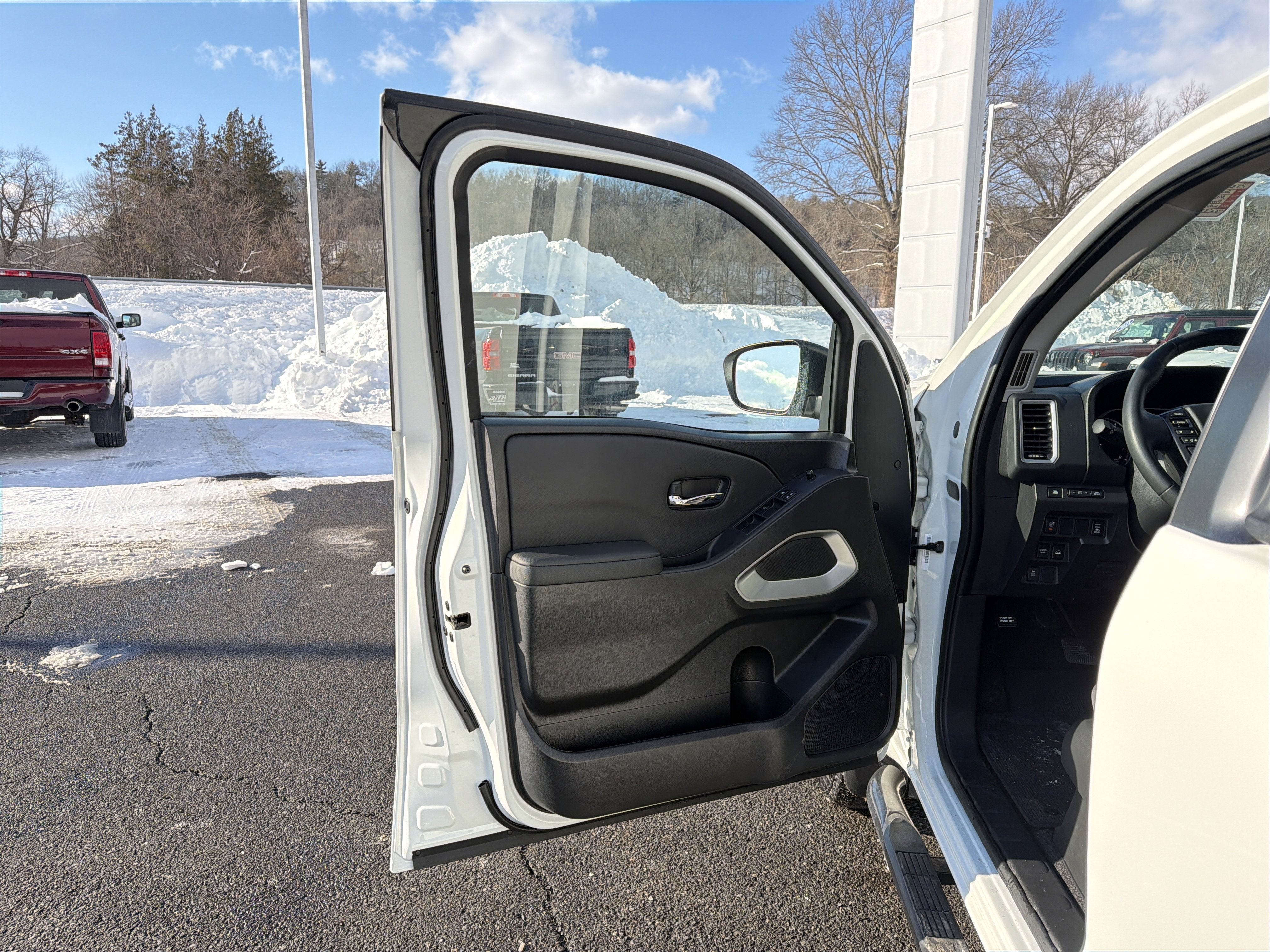 2024 Nissan Frontier SV