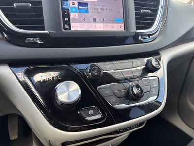 2022 Chrysler Voyager LX