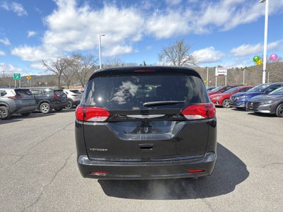 2022 Chrysler Voyager LX