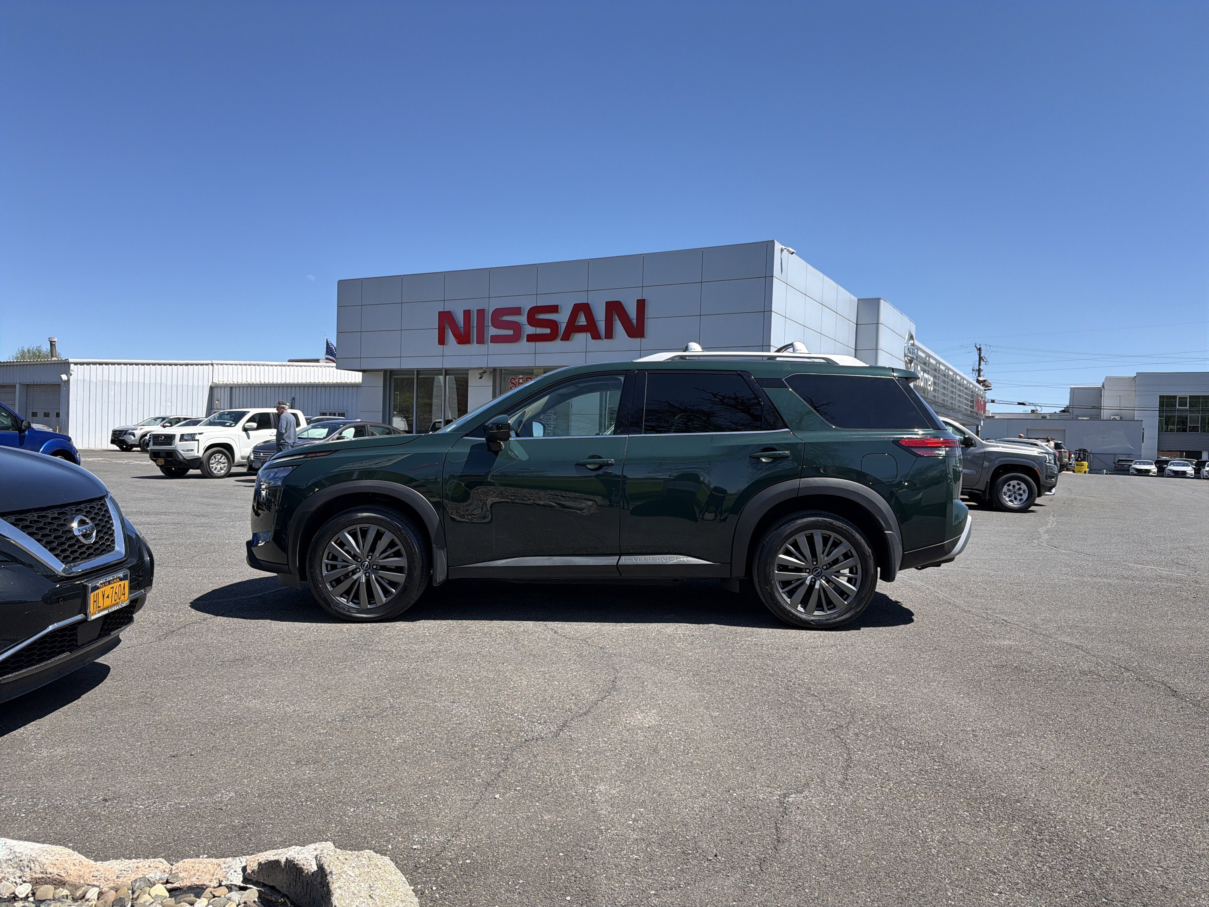 2025 Nissan Pathfinder SL