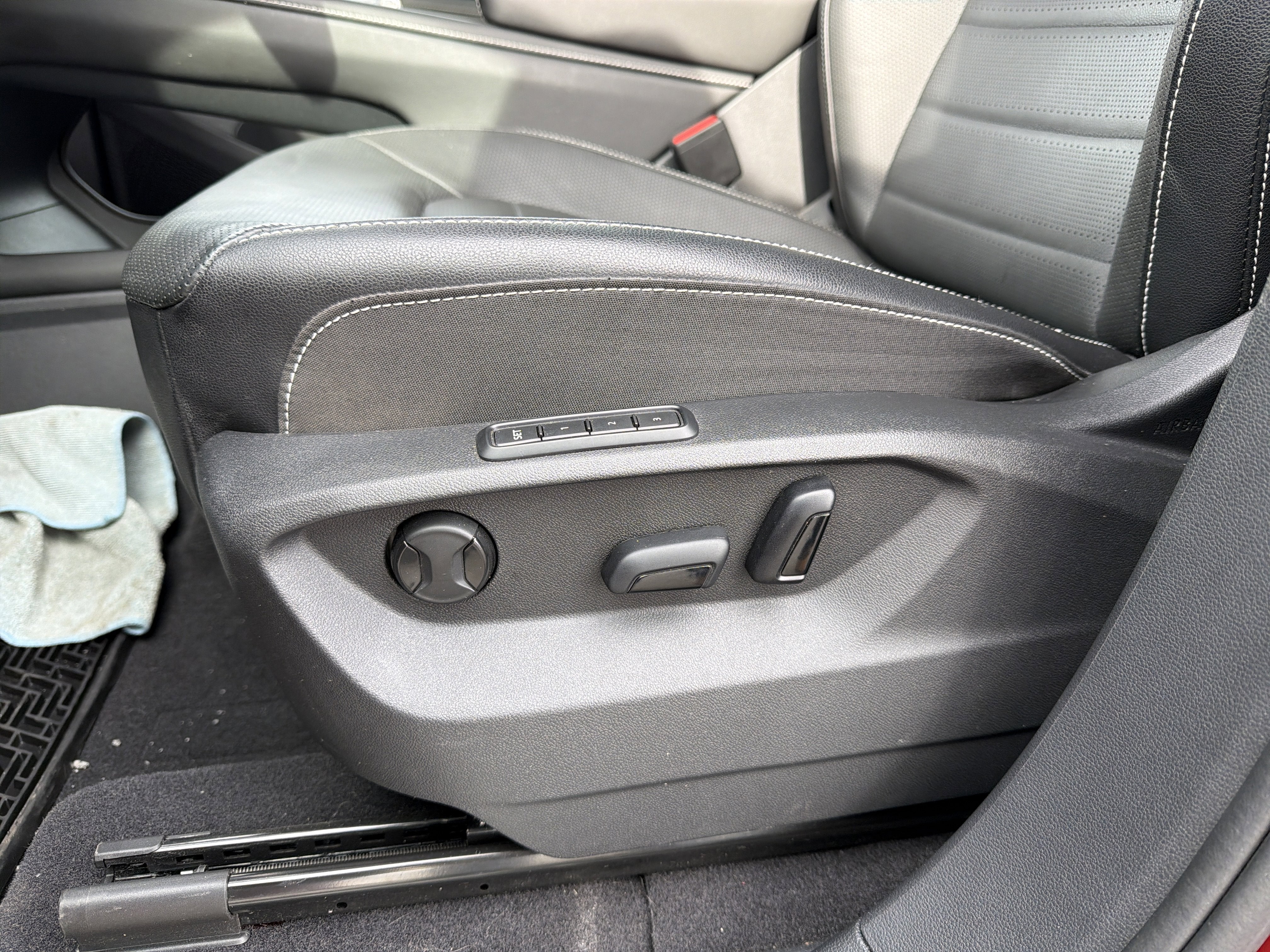 2024 Volkswagen Atlas Cross Sport 2.0T SEL R-Line