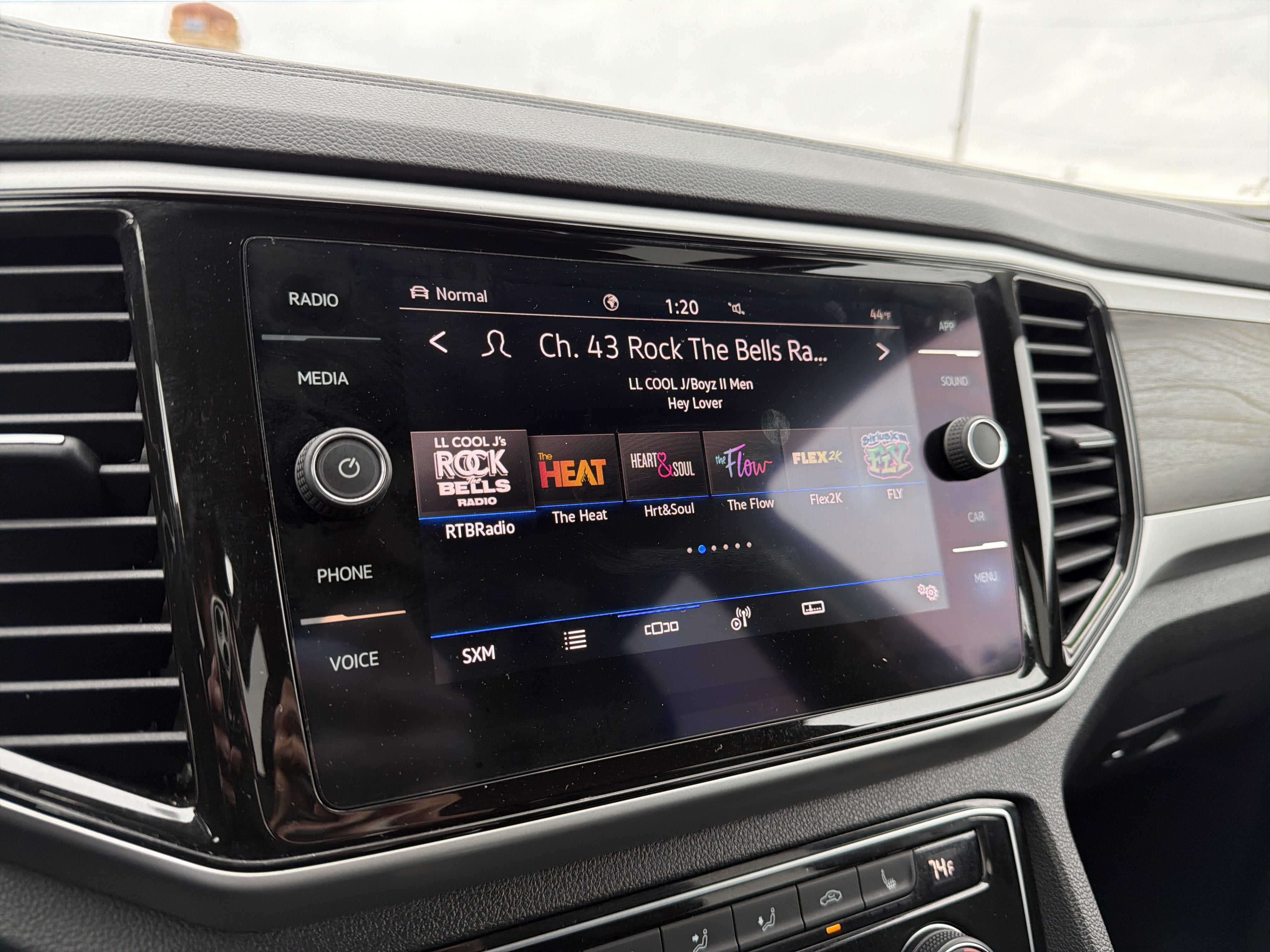 2022 Volkswagen Atlas 3.6L V6 SE w/Technology