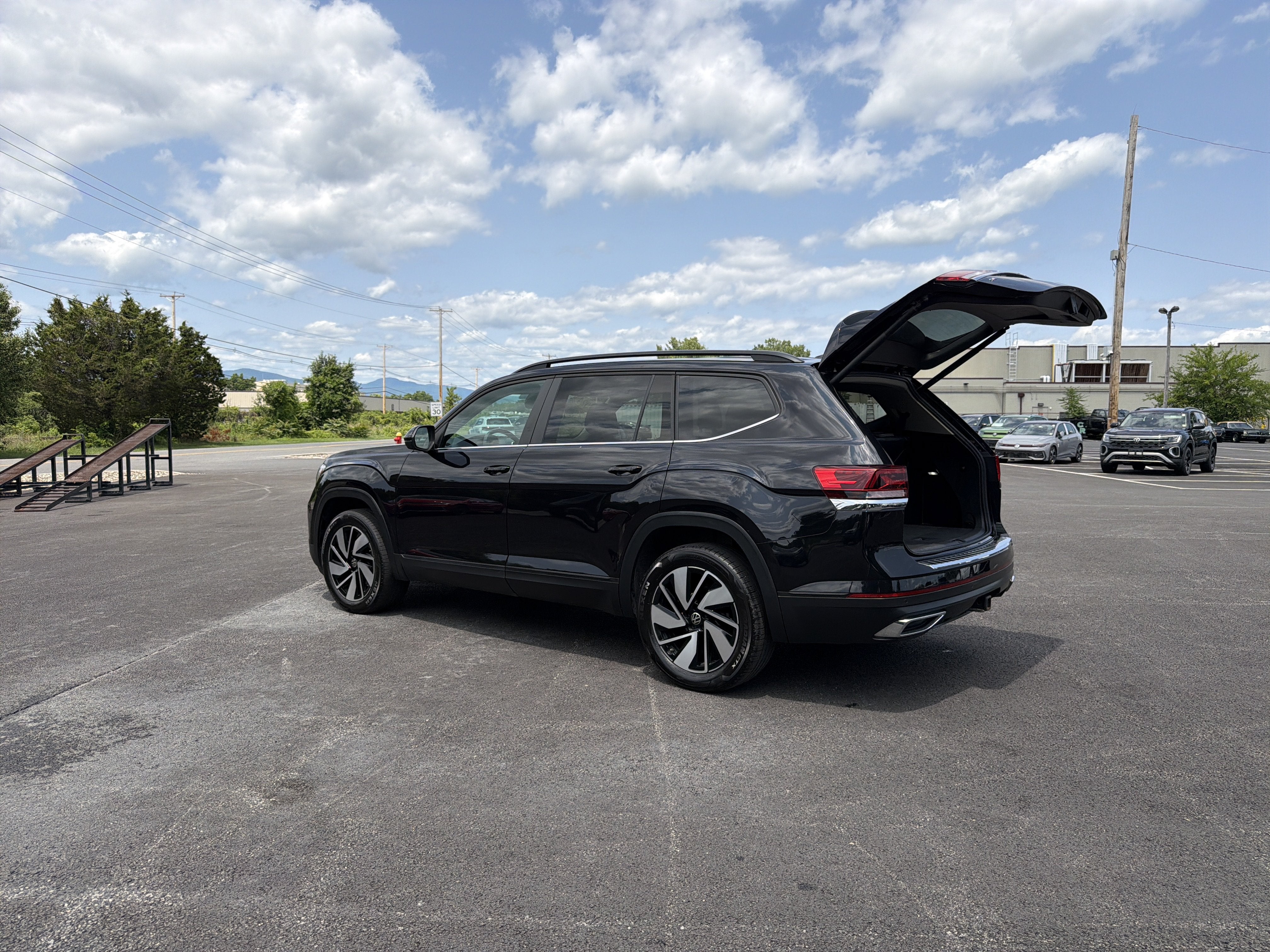 2024 Volkswagen Atlas 2.0T SE w/Technology