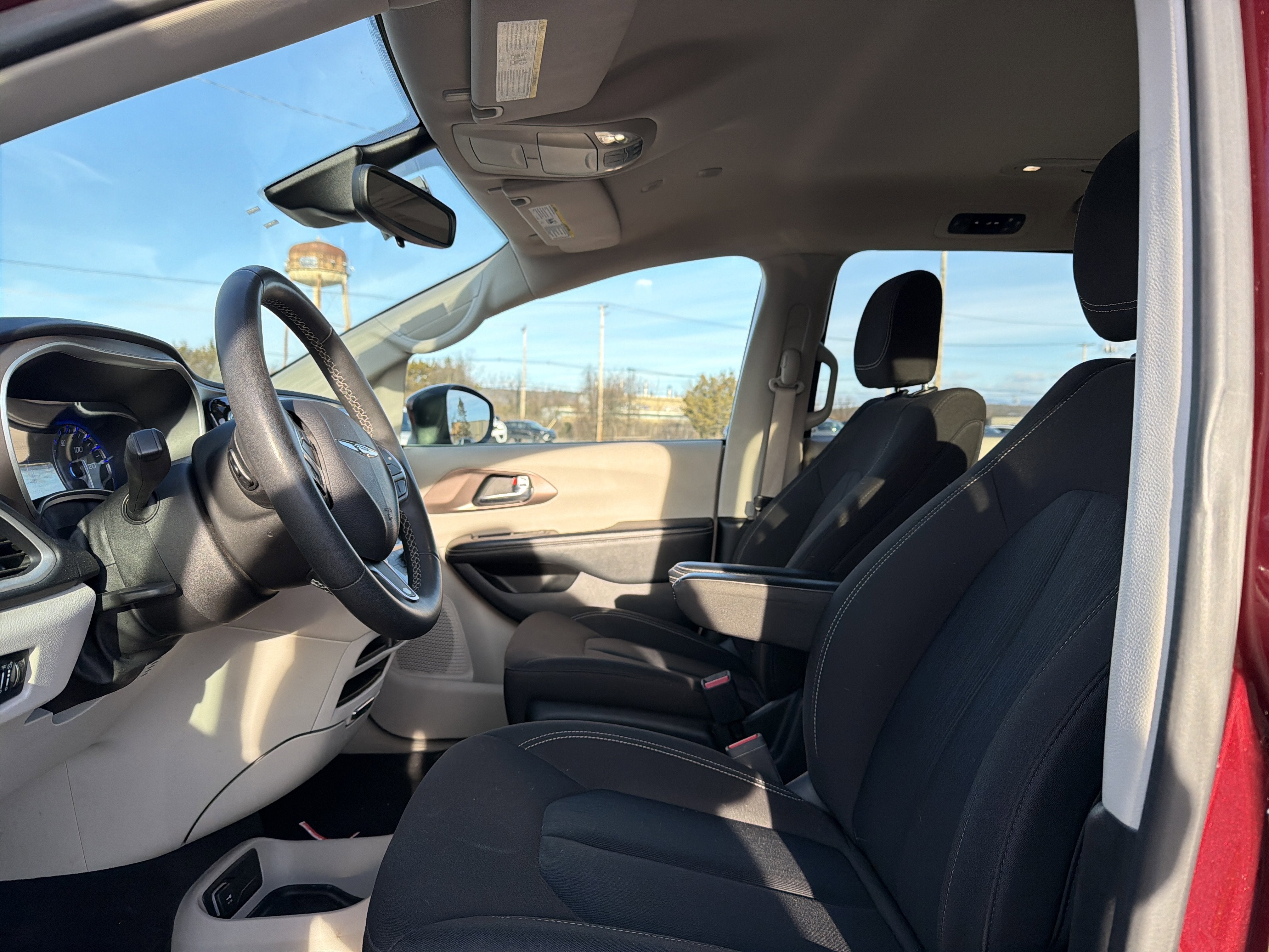 2023 Chrysler Voyager LX