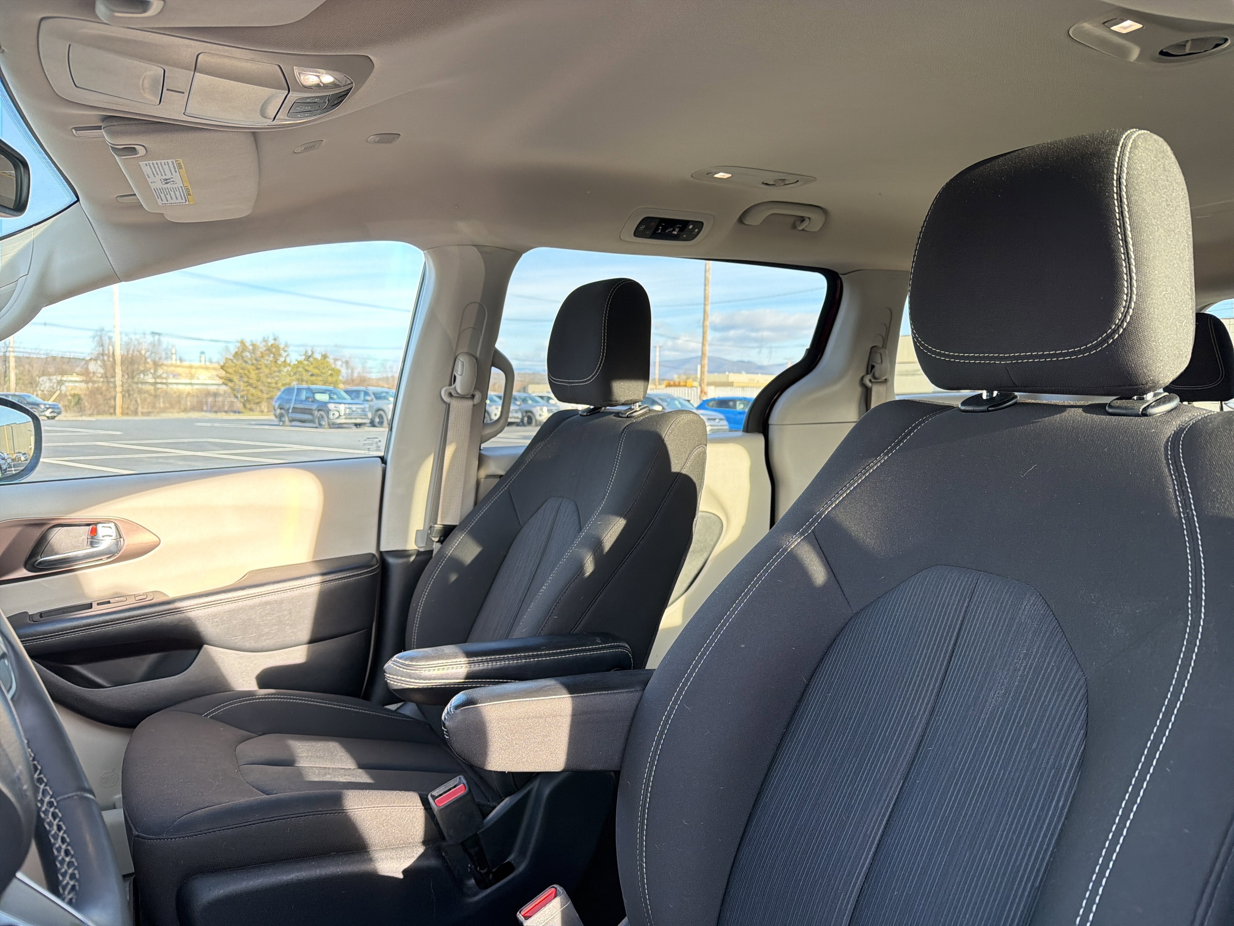 2023 Chrysler Voyager LX