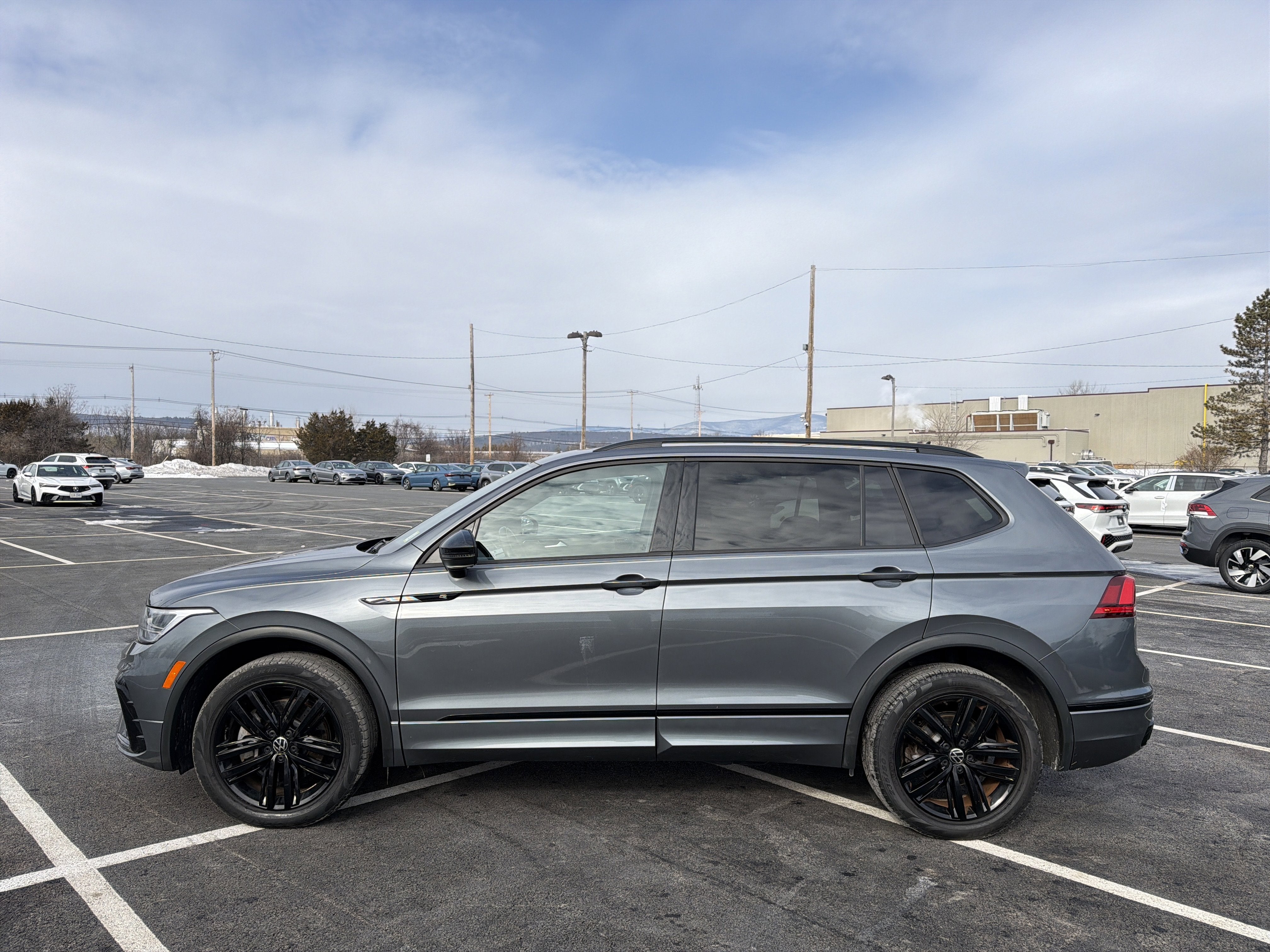 2022 Volkswagen Tiguan 2.0T SE R-Line Black