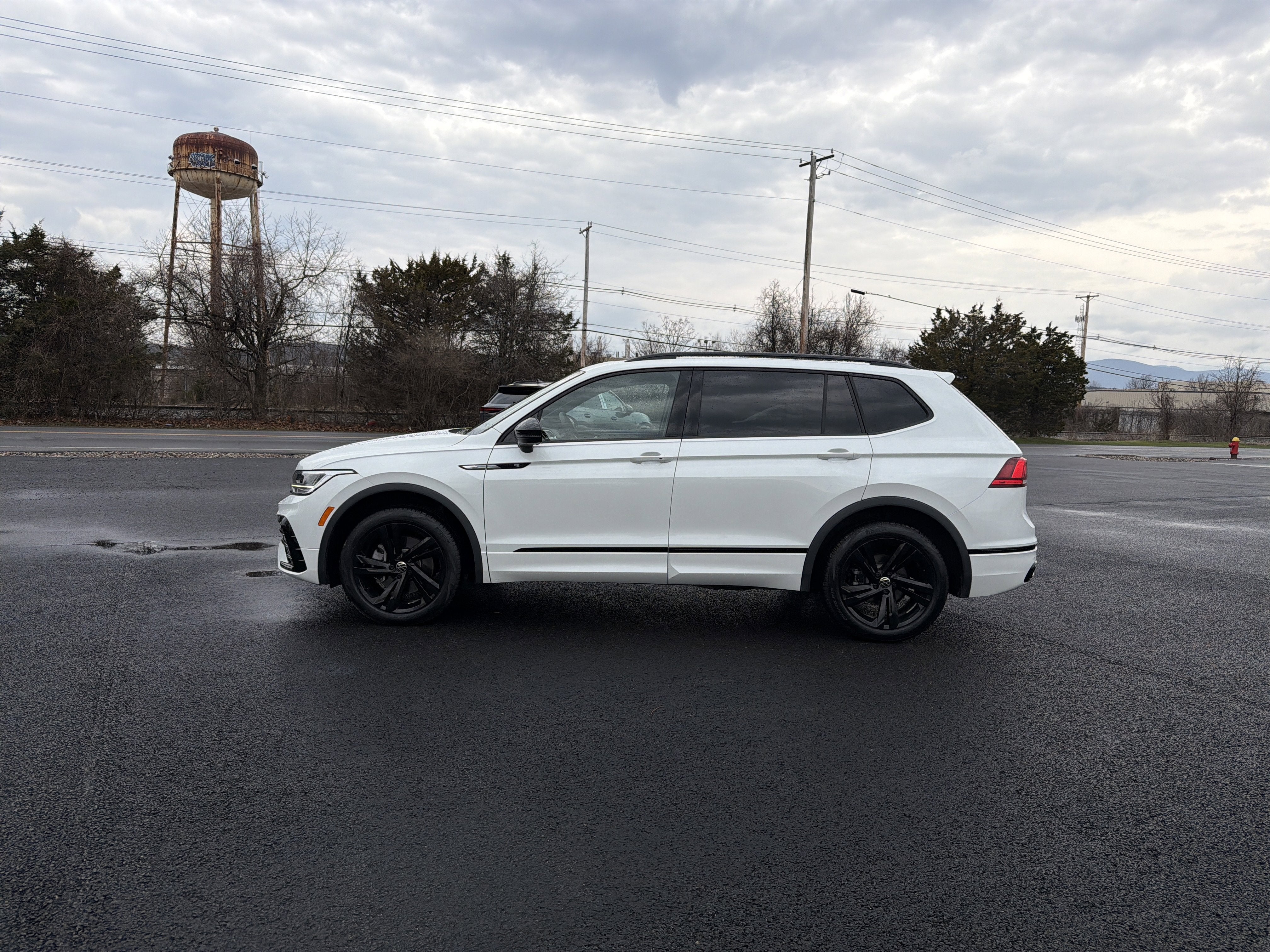 2024 Volkswagen Tiguan 2.0T SE R-Line Black