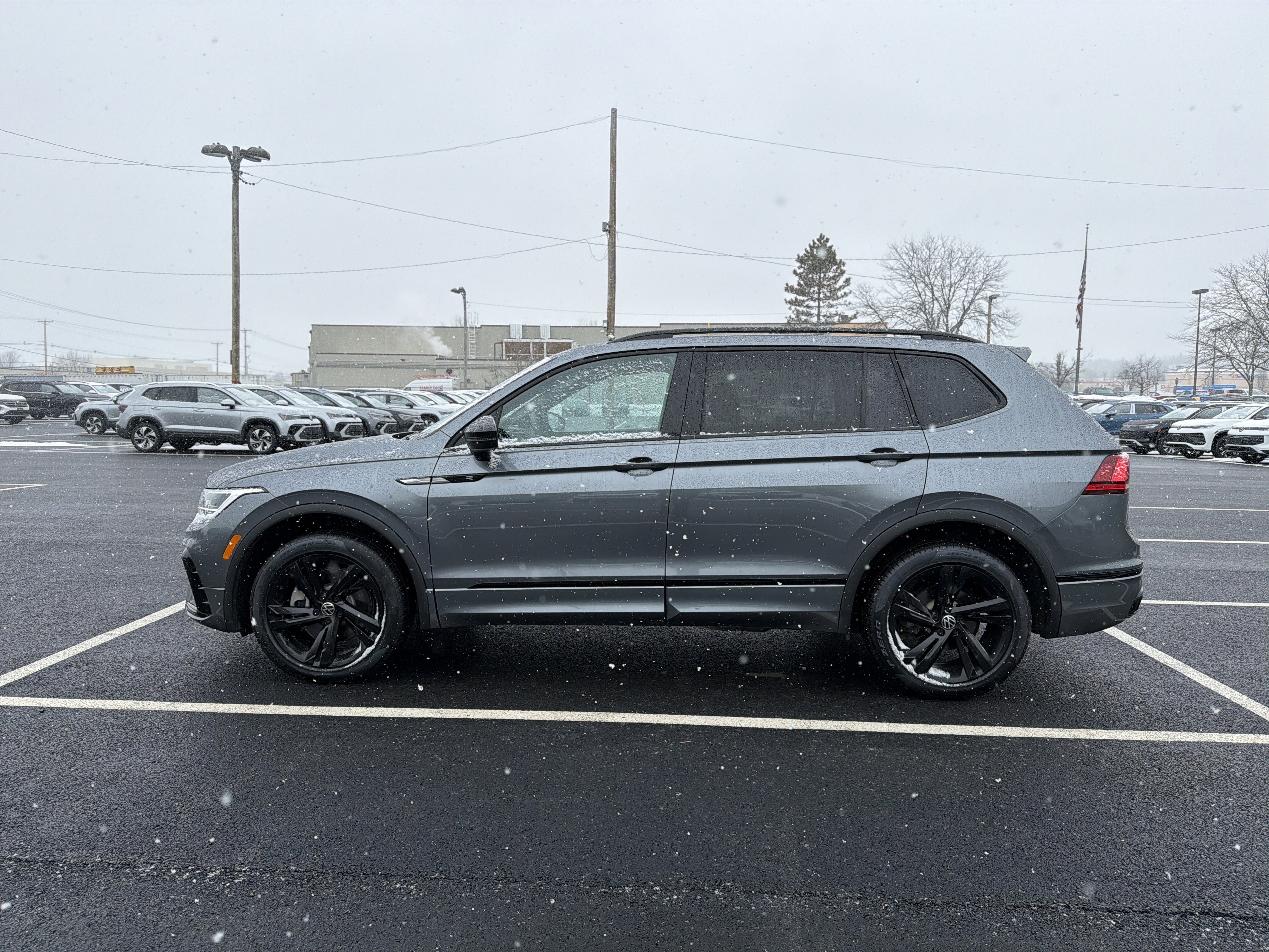 2023 Volkswagen Tiguan 2.0T SE R-Line Black