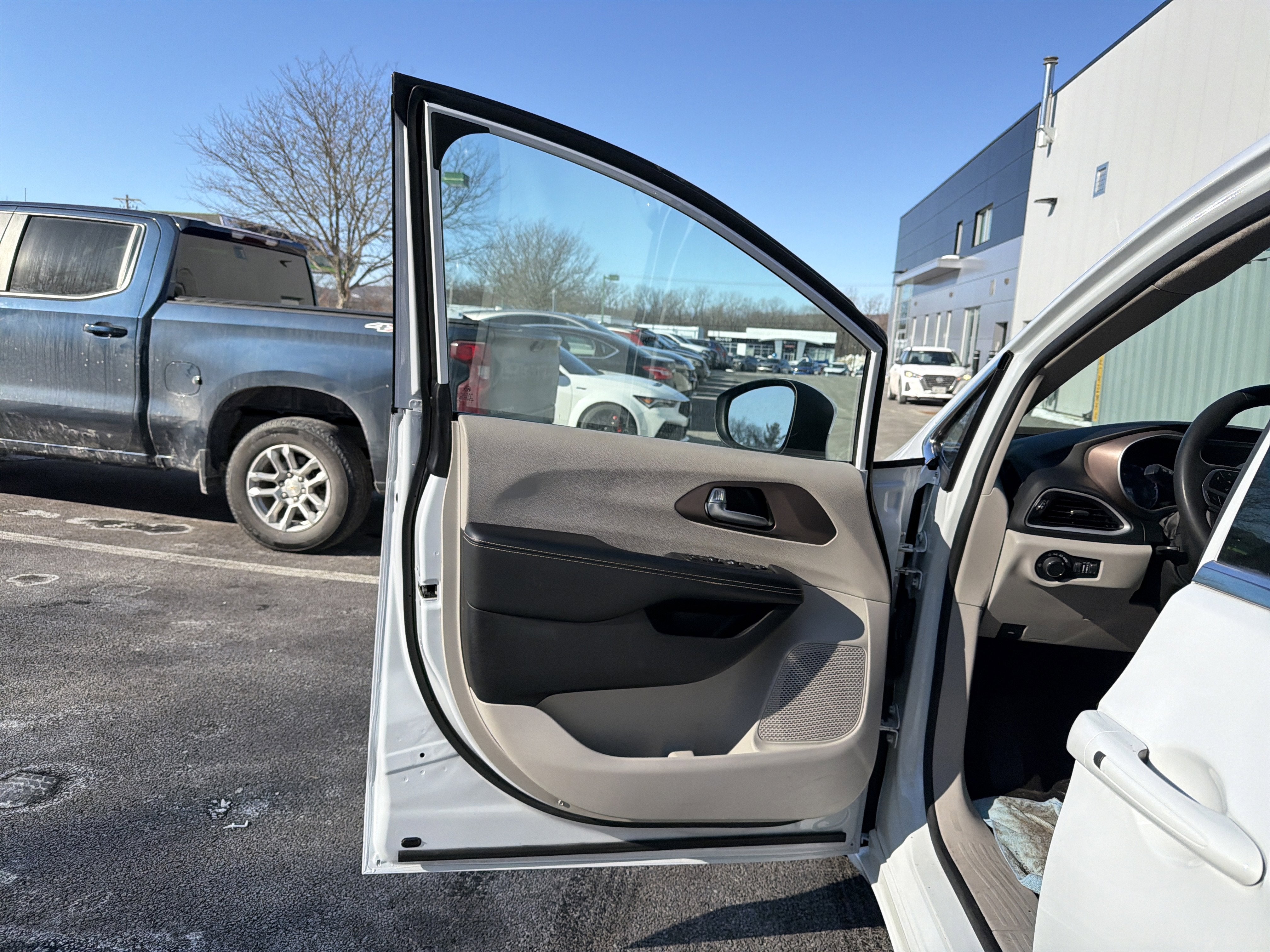 2023 Chrysler Voyager LX