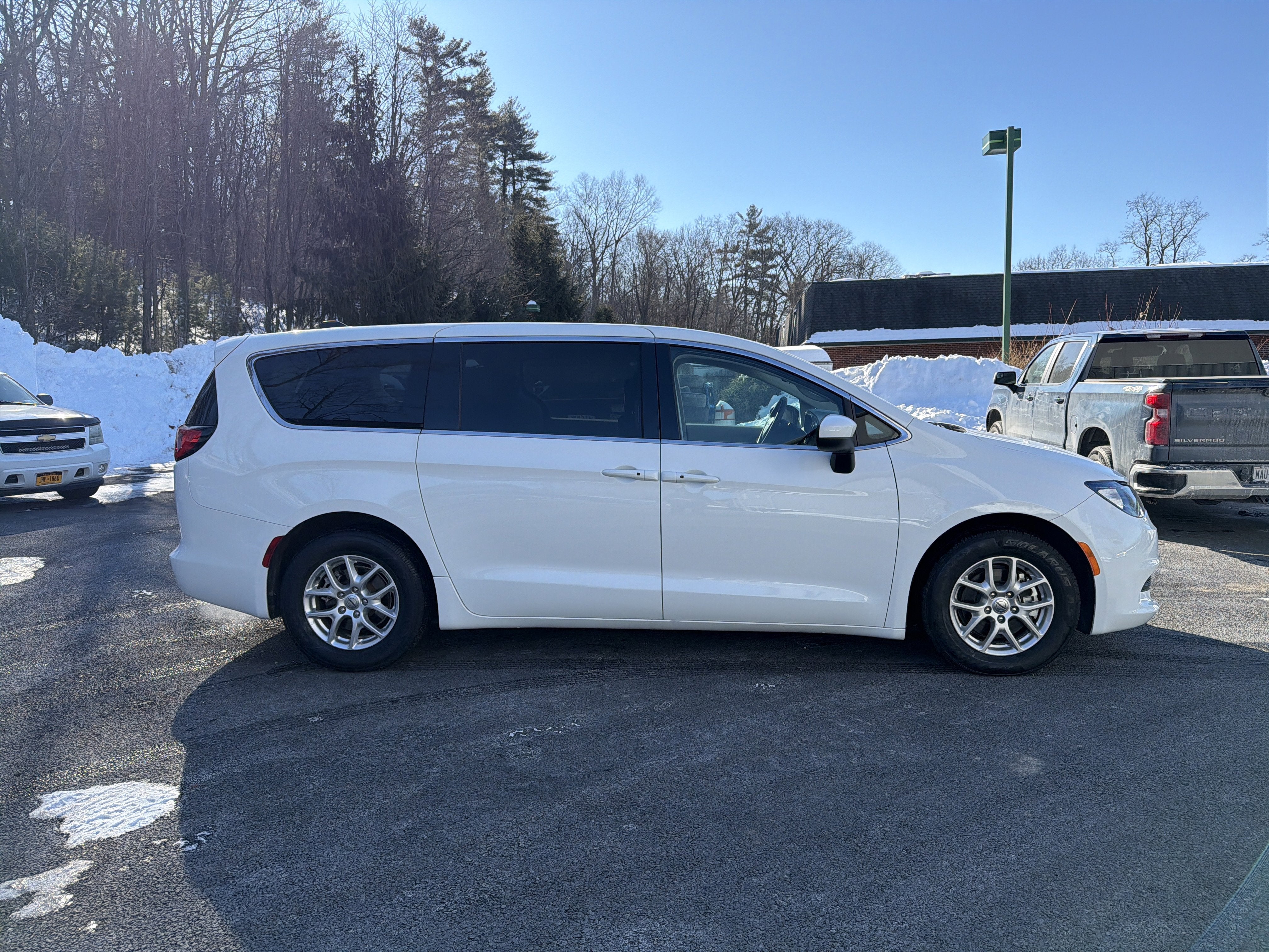 2023 Chrysler Voyager LX