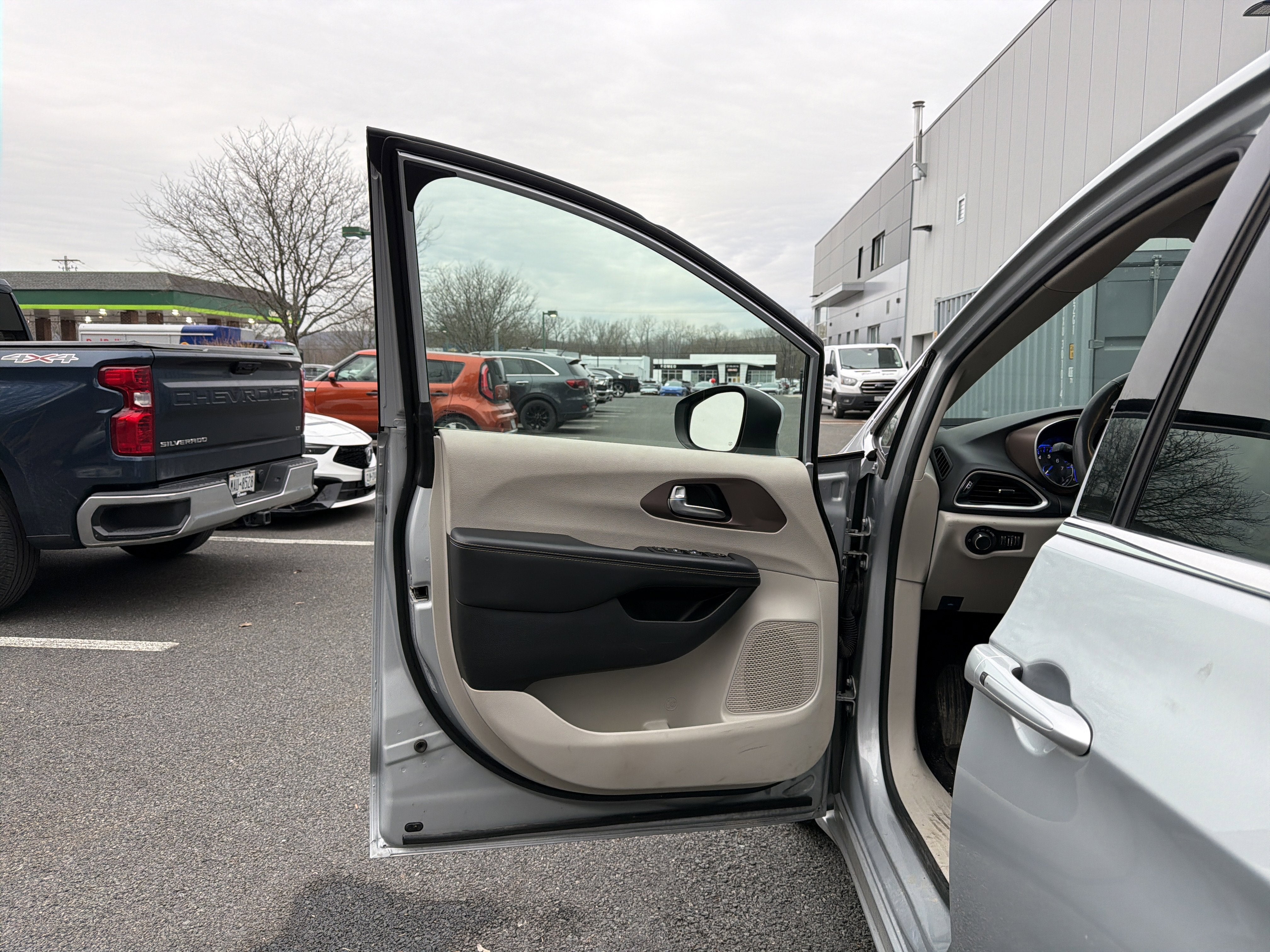 2023 Chrysler Voyager LX