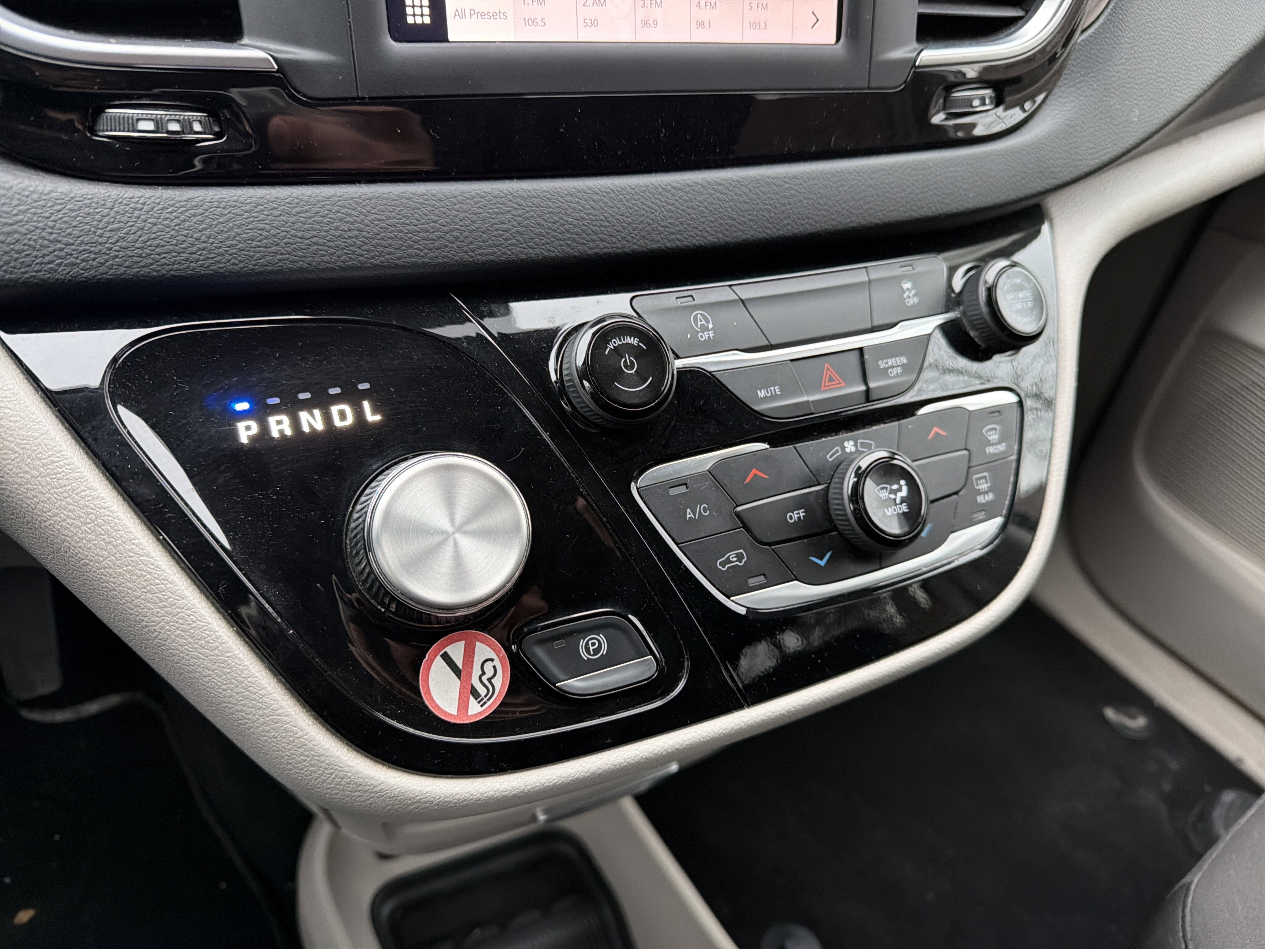 2023 Chrysler Voyager LX