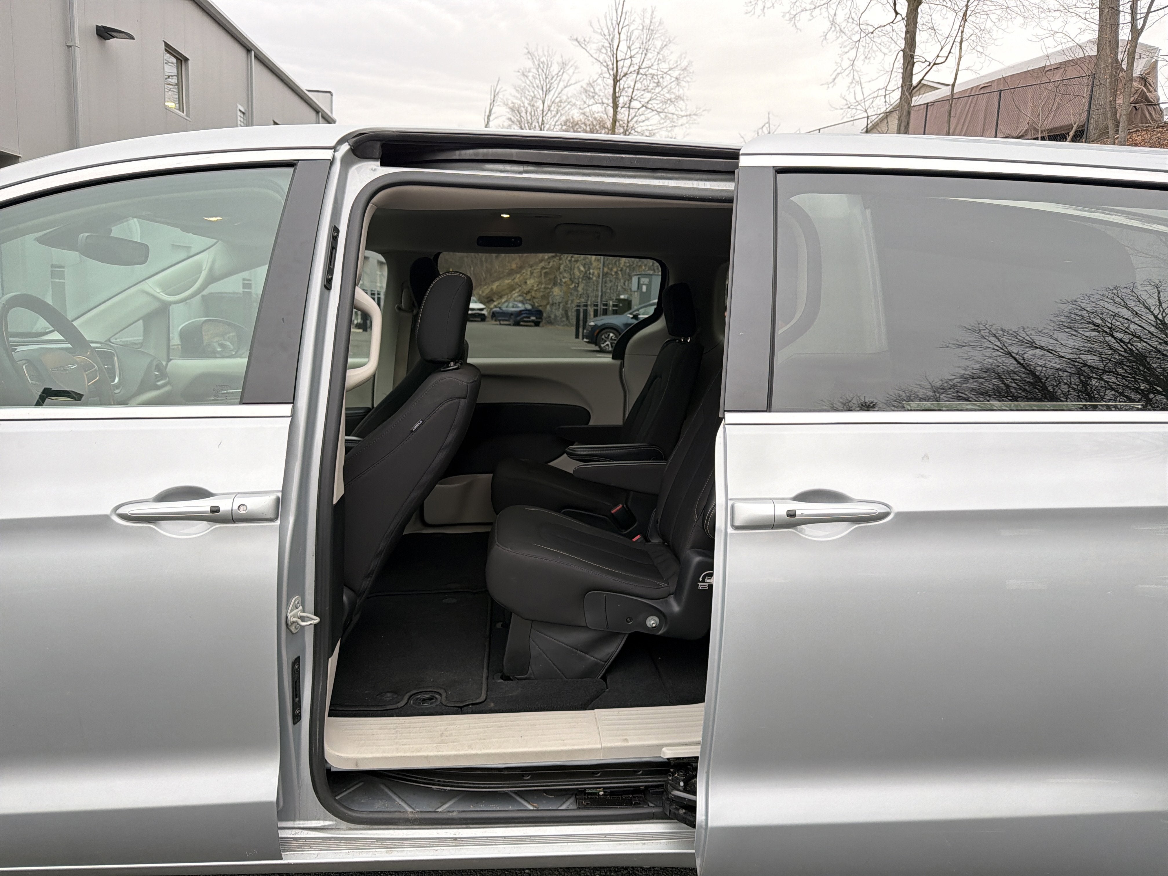 2023 Chrysler Voyager LX