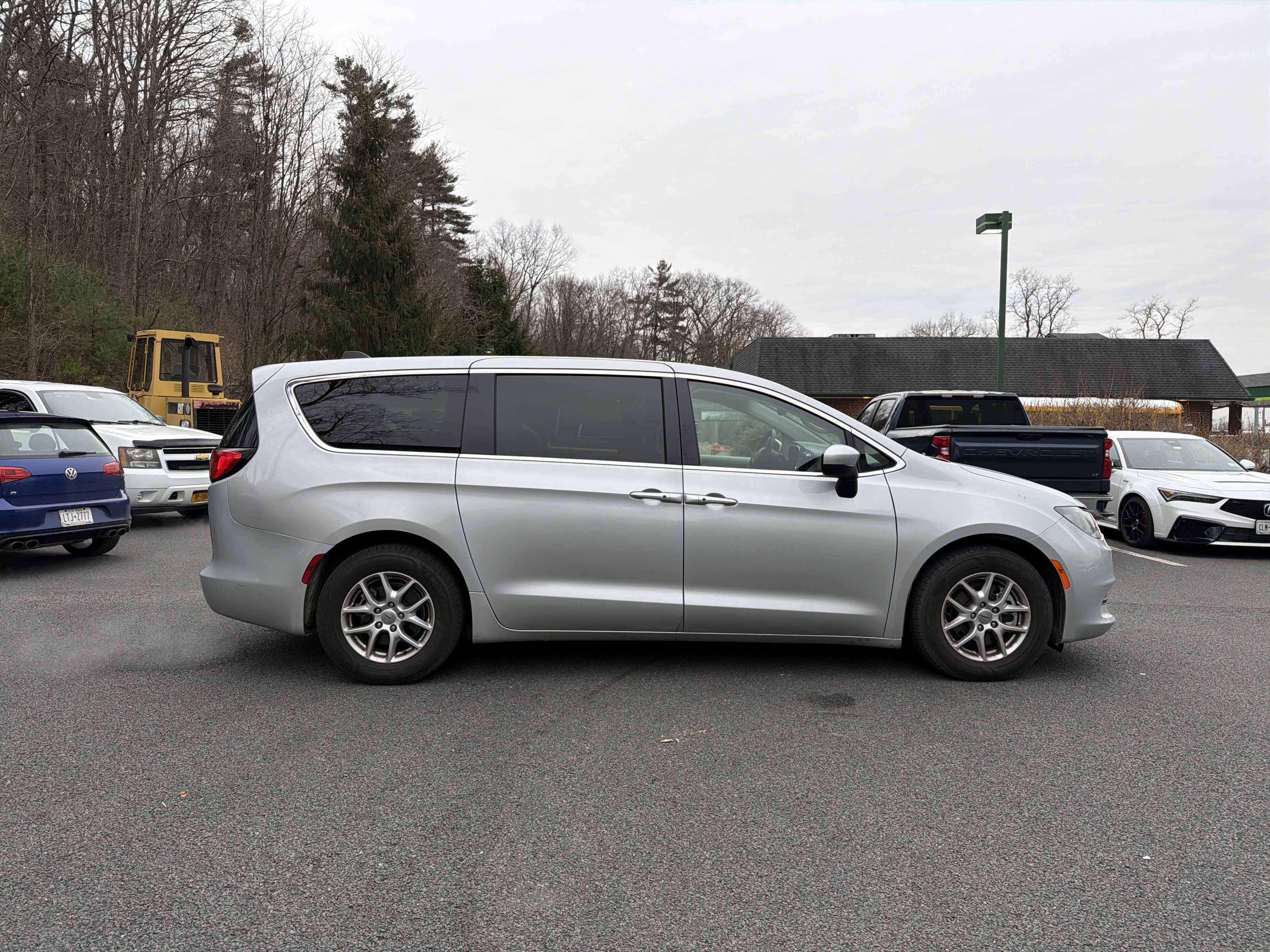 2023 Chrysler Voyager LX